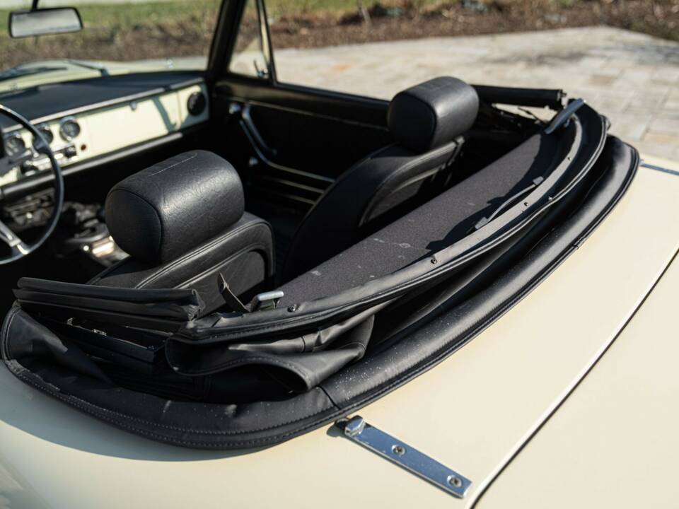 Image 43/50 of Alfa Romeo 1750 Spider Veloce (1969)