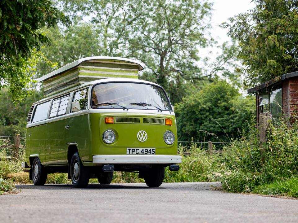 Image 18/47 of Volkswagen T2b Camper (1977)