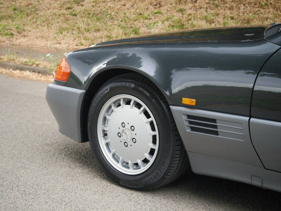 Immagine 7/47 di Mercedes-Benz 500 SL (1900)