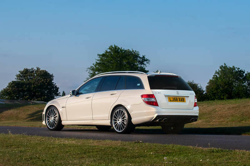 Immagine 32/50 di Mercedes-Benz C 63 AMG T (2009)