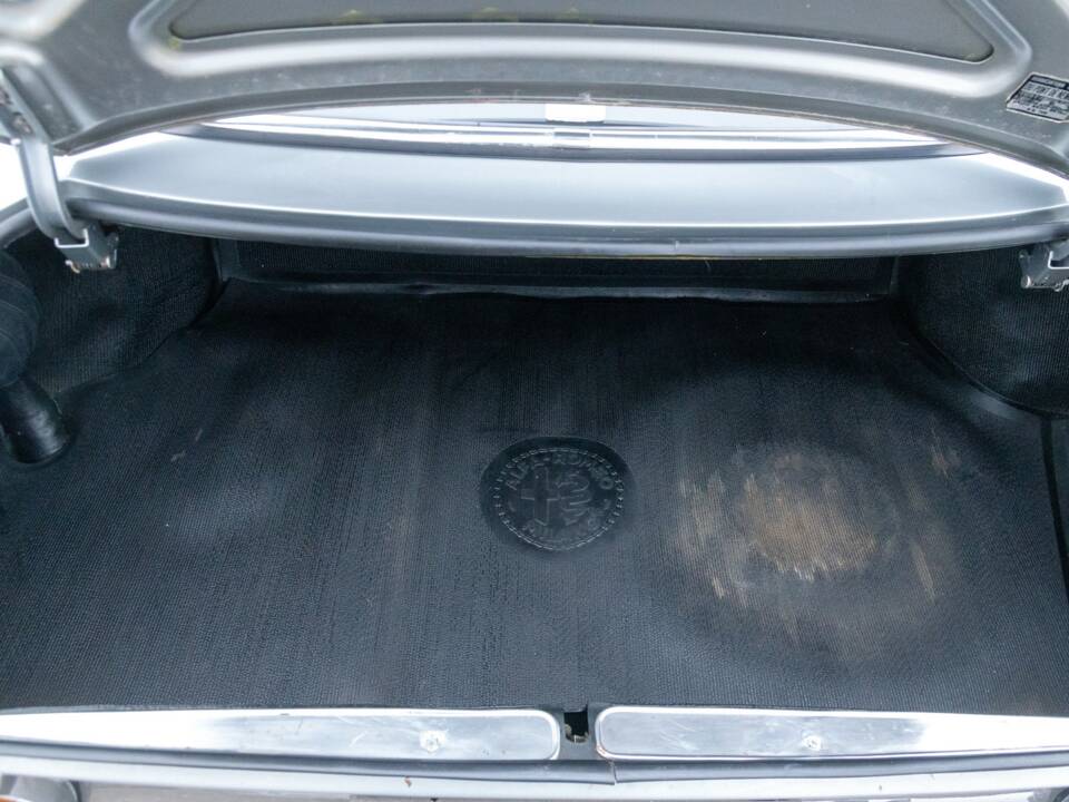 Image 22/50 de Alfa Romeo Giulia GT 1300 Junior (1972)