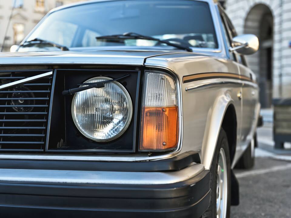Image 3/38 de Volvo 244 DLS (1977)