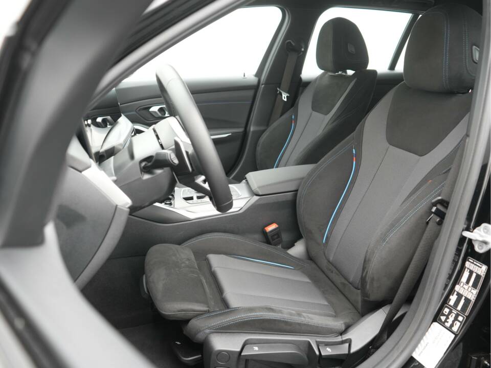 Image 12/50 of BMW 330i xDrive Touring (2025)