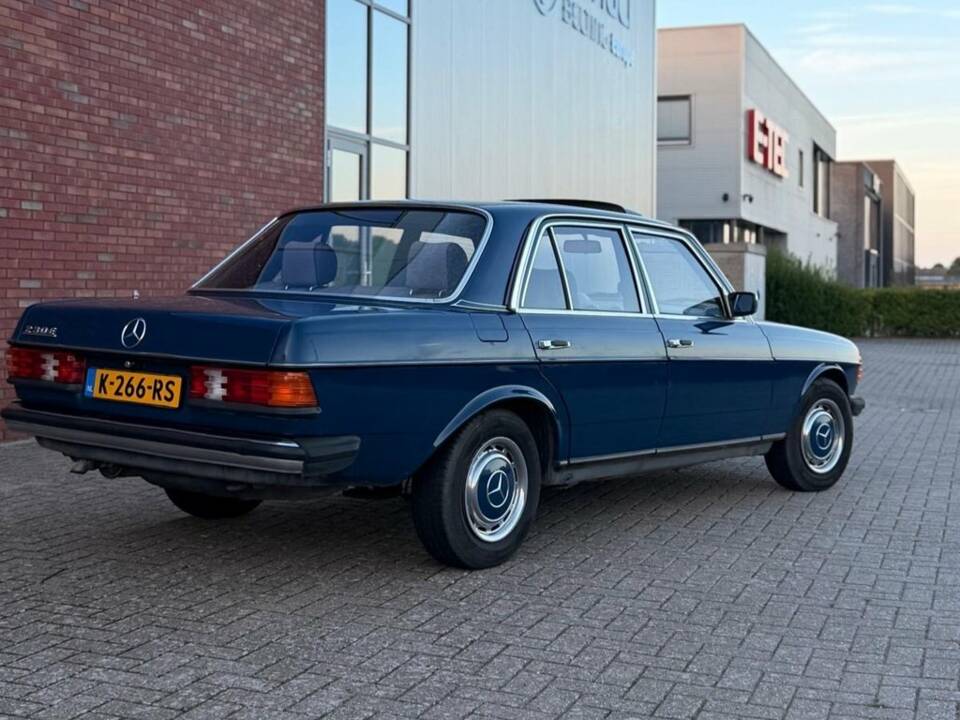 Image 4/8 of Mercedes-Benz 230 E (1984)