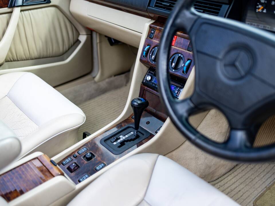 Bild 43/46 von Mercedes-Benz E 320 (1994)