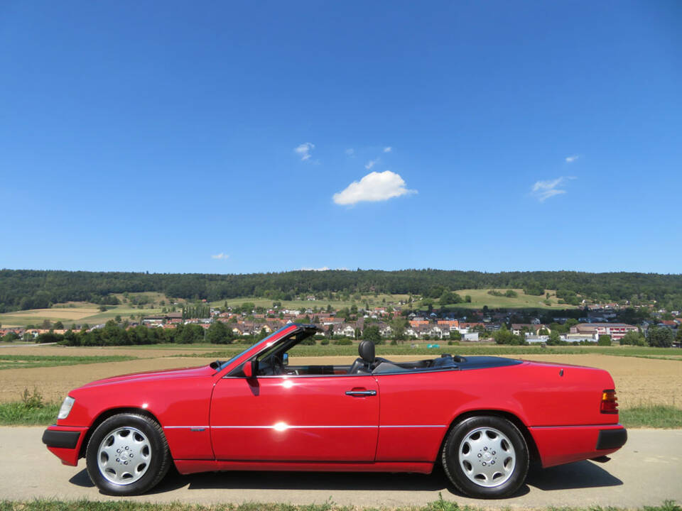 Image 3/20 of Mercedes-Benz 300 CE-24 (1993)