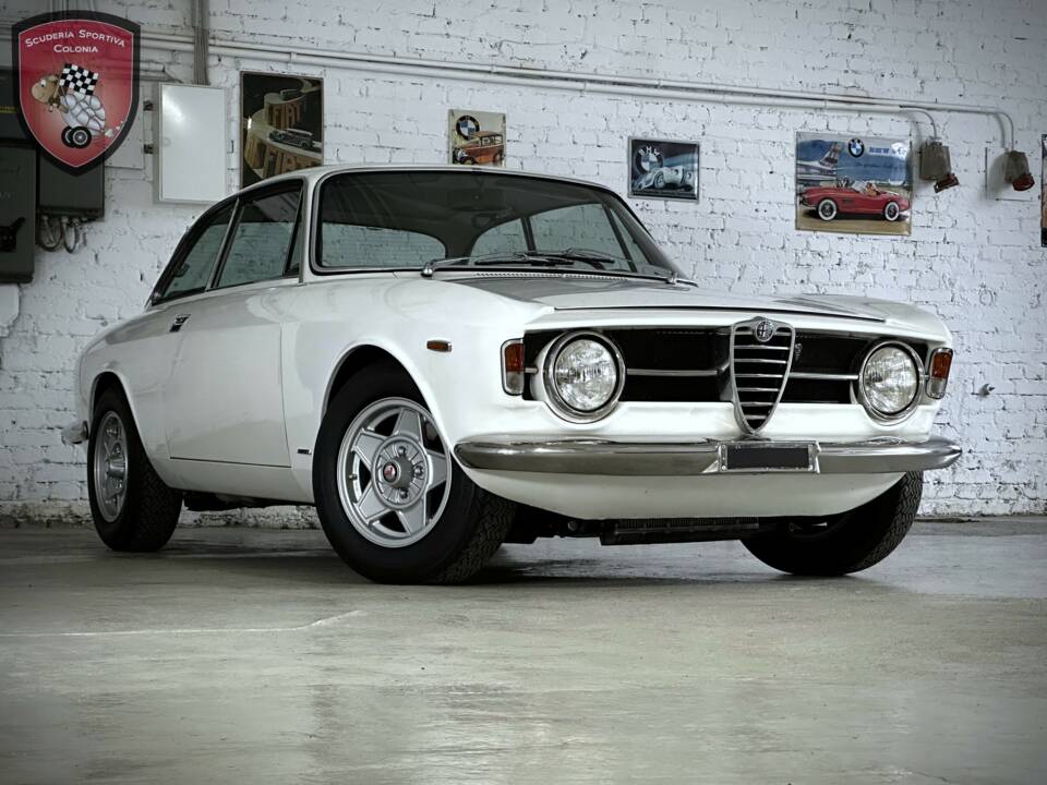 Immagine 1/53 di Alfa Romeo Giulia GT 1300 Junior (1970)