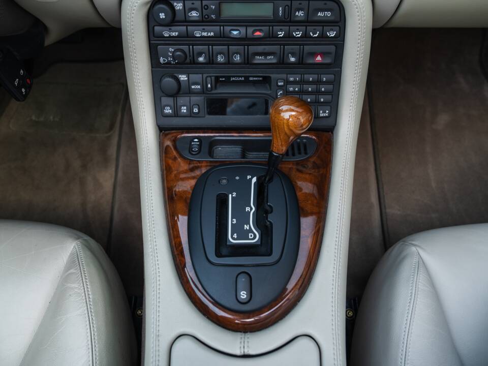 Image 49/91 de Jaguar XK8 4.0 (2000)