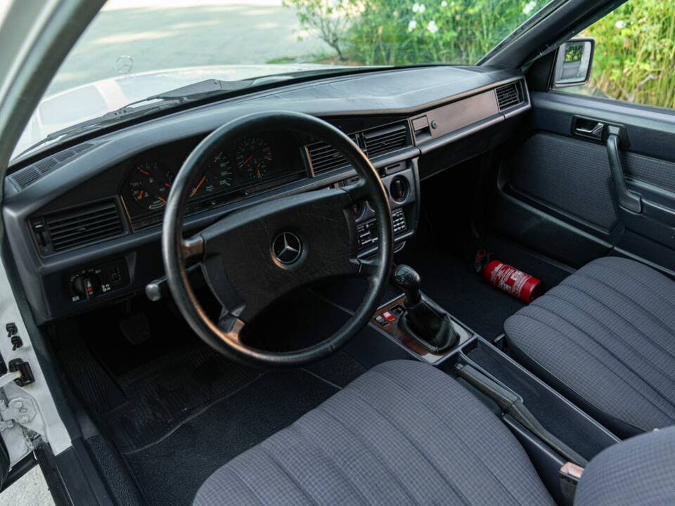 Afbeelding 20/44 van Mercedes-Benz 190 E (1987)