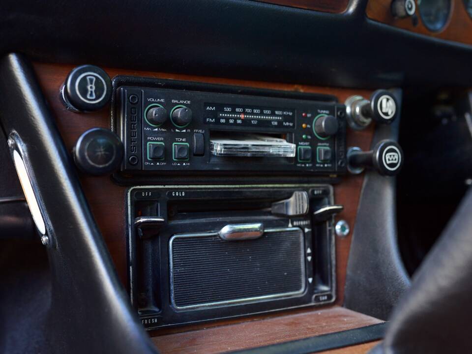 Image 14/23 de Triumph Stag (1972)