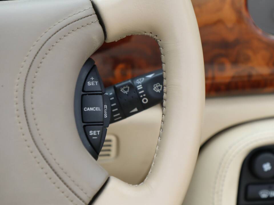 Image 17/50 de Jaguar XK8 4.0 (1997)