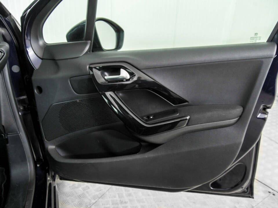 Image 33/50 of Peugeot 208 1.2 PureTech 82 (2019)