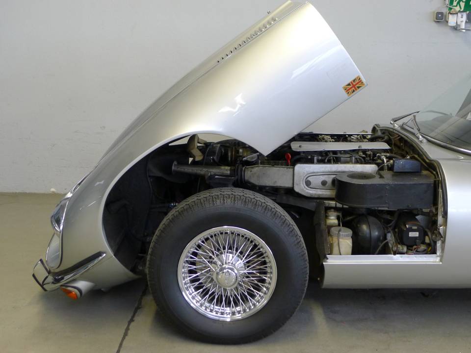 Immagine 13/48 di Jaguar E-Type V12 (2+2) (1973)