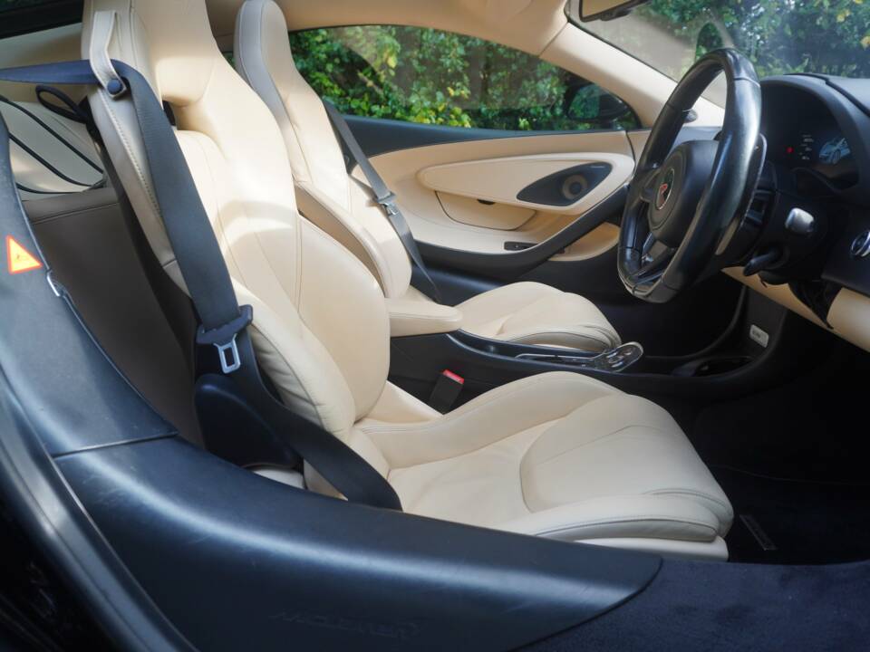 Image 12/16 of McLaren 570GT (2017)