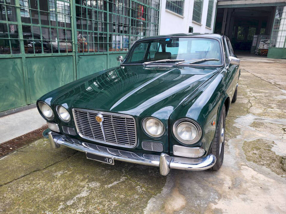 Image 4/38 of Jaguar XJ 6 4.2 (1970)