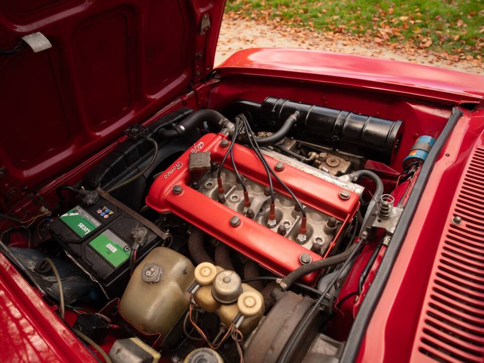 Image 24/28 of Alfa Romeo 2000 GT Veloce (1972)