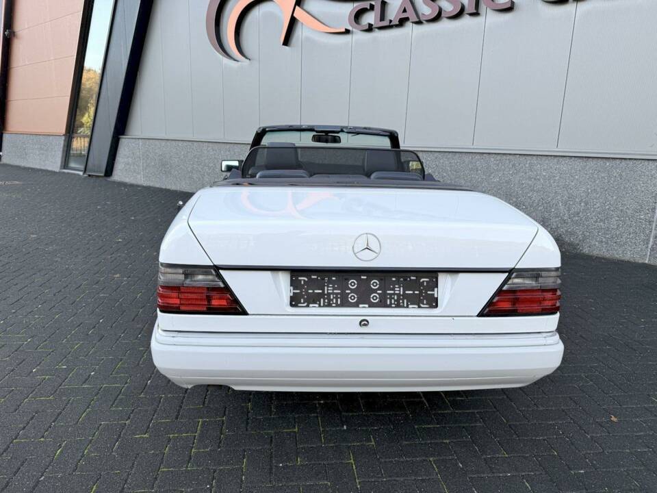 Image 7/36 of Mercedes-Benz E 200 (1994)