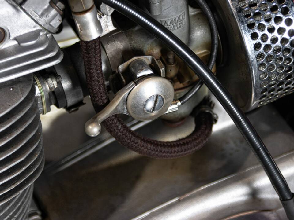 Image 50/50 de Triumph T 150 V Trident (1974)