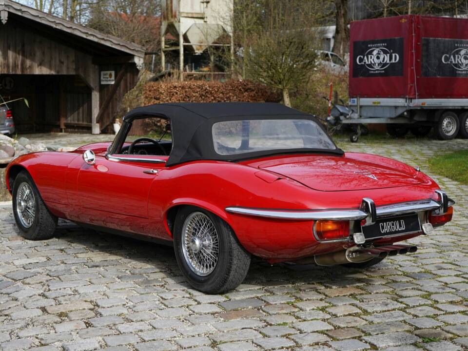 Image 11/22 of Jaguar E-Type V12 (1972)
