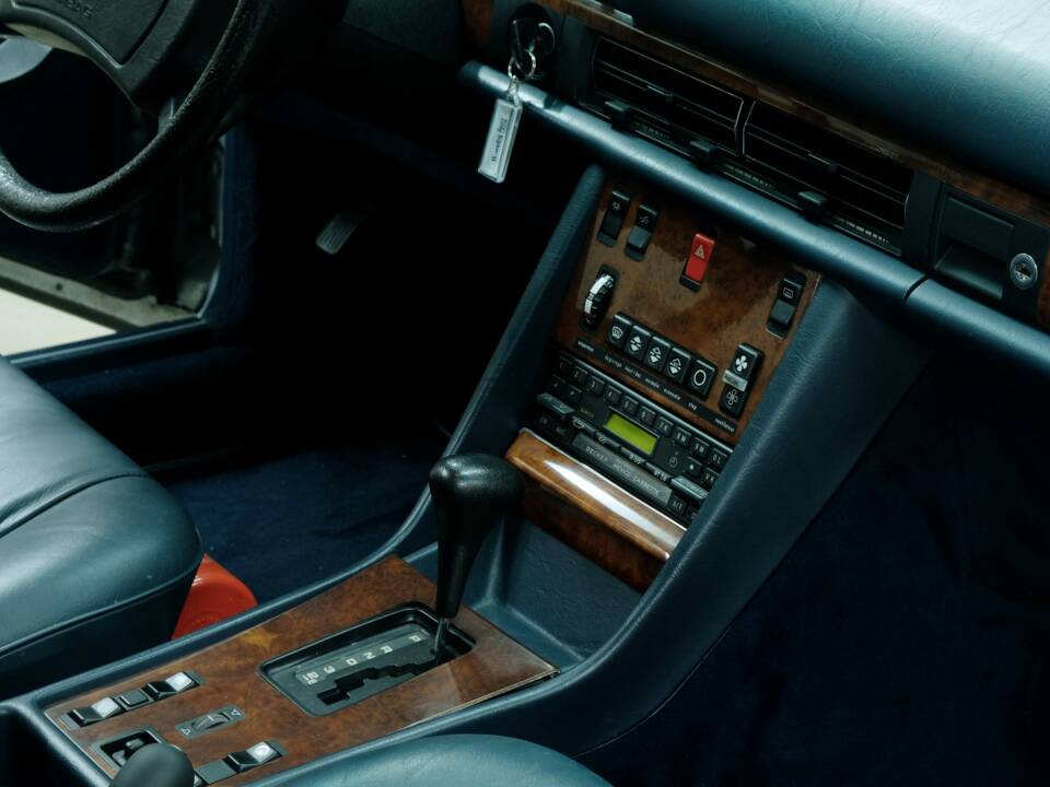 Image 45/50 of Mercedes-Benz 500 SEC (1982)