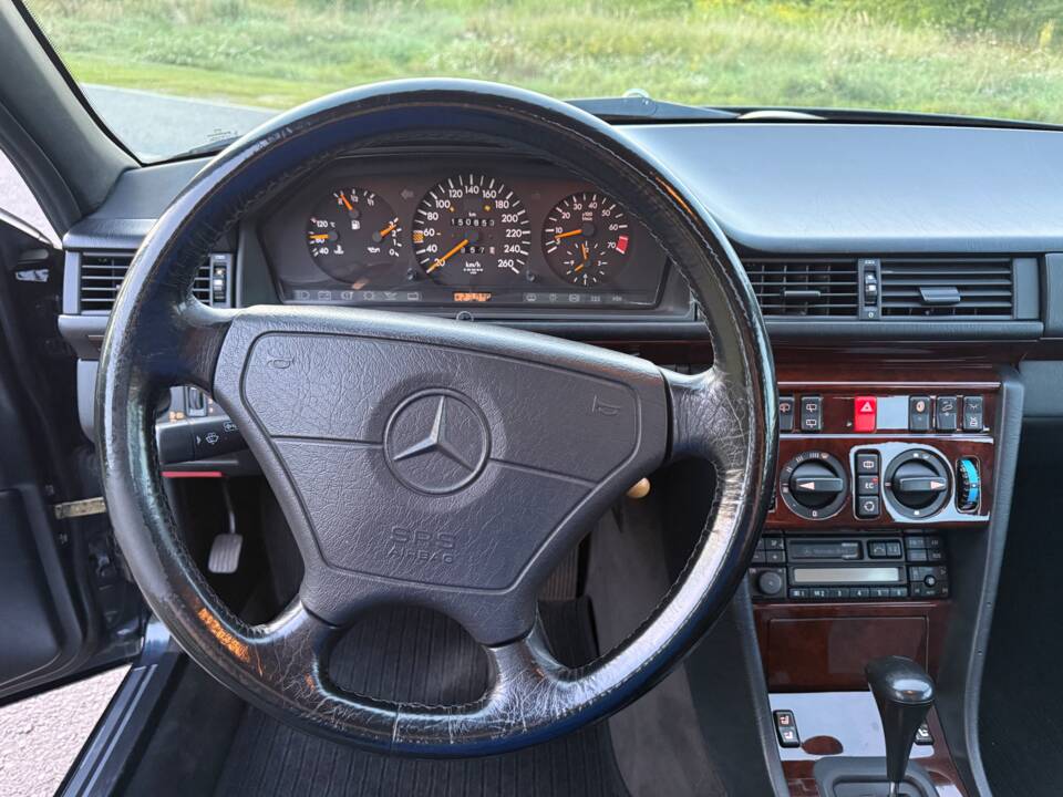 Image 12/24 of Mercedes-Benz E 320 T (1996)