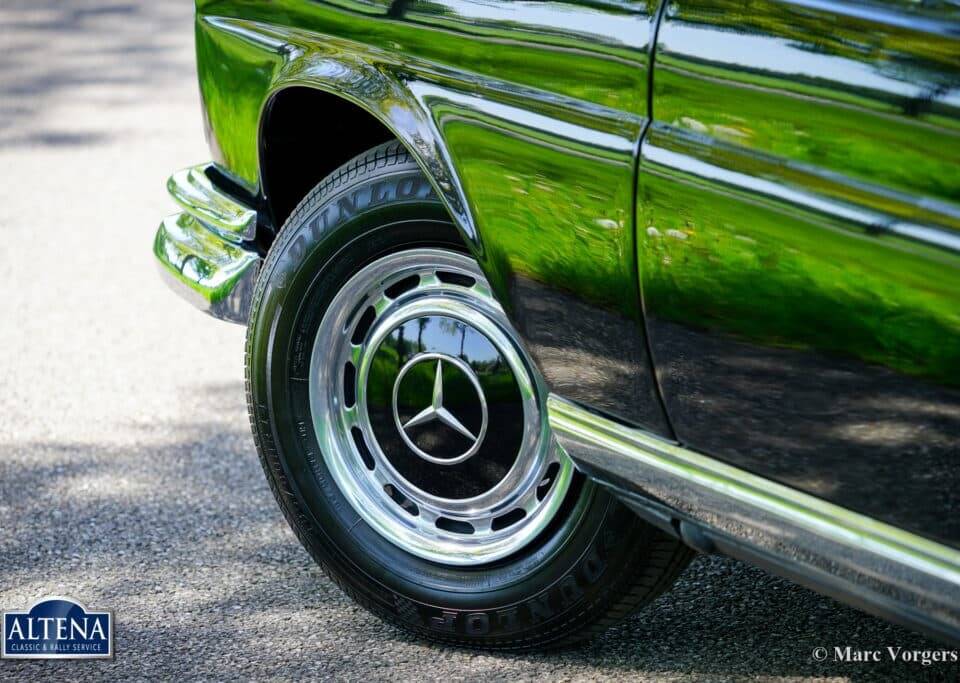 Image 46/52 de Mercedes-Benz 220 SE b (1963)