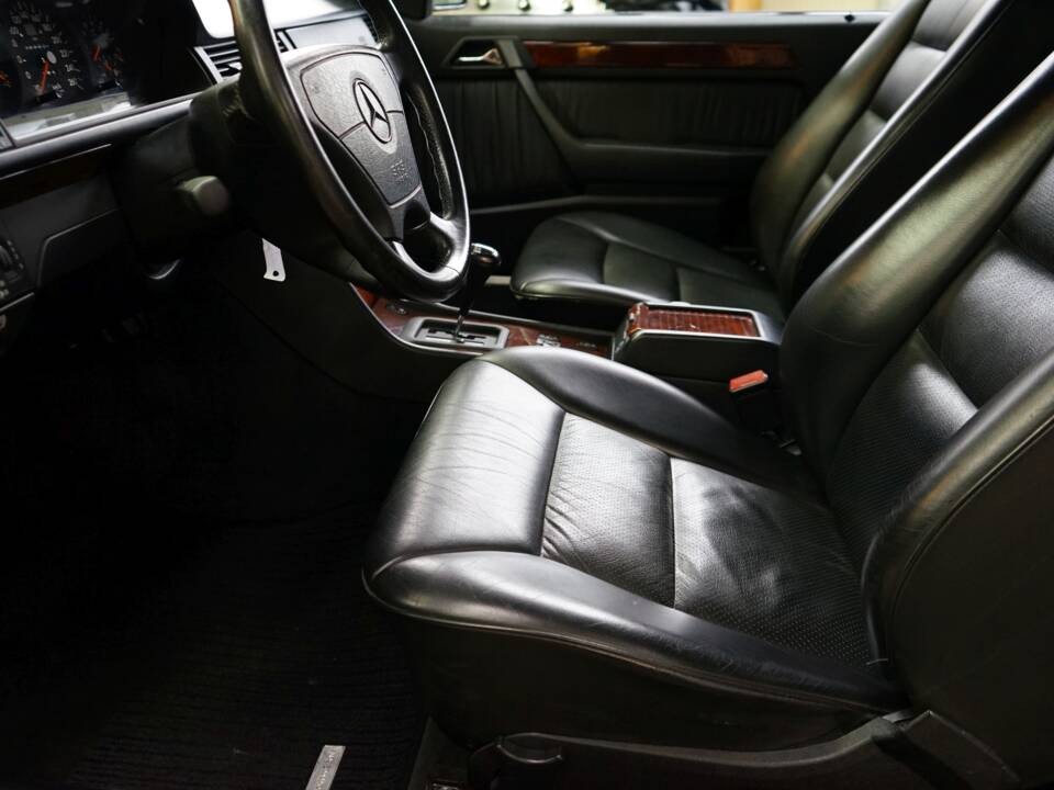 Bild 22/35 von Mercedes-Benz E 320 (1993)