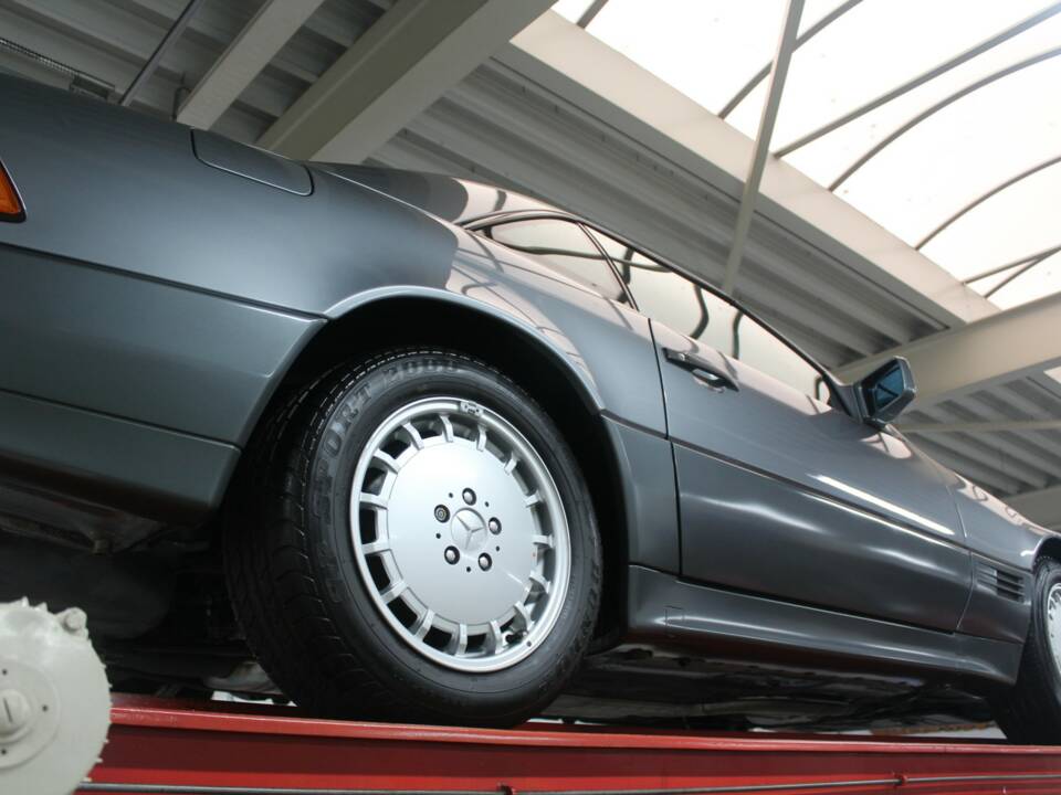 Image 13/50 of Mercedes-Benz 500 SL (1991)