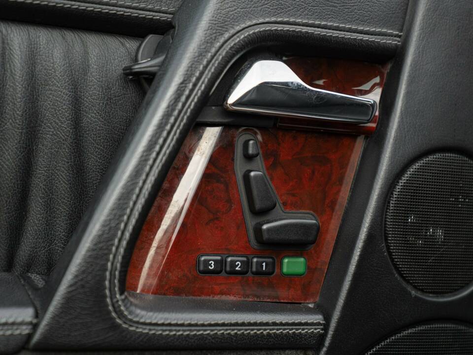 Image 34/50 of Mercedes-Benz SL 600 (1994)