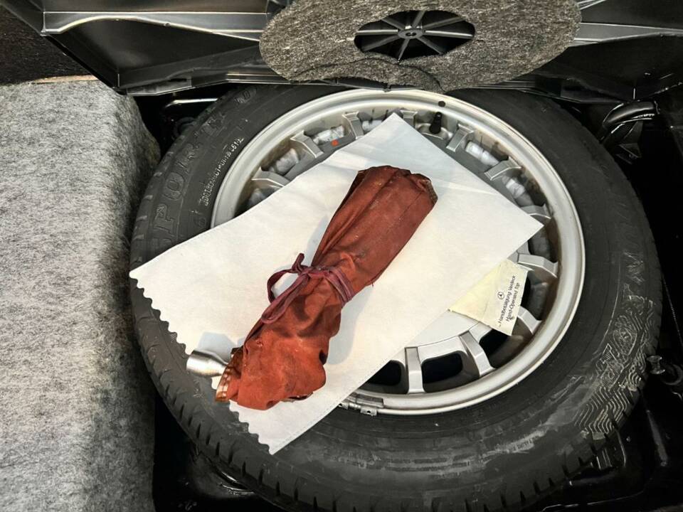 Image 39/48 of Mercedes-Benz 300 SL-24 (1992)