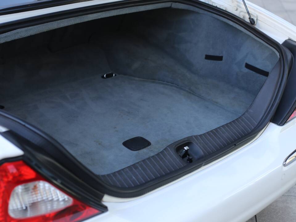 Imagen 31/77 de Jaguar XJ 8 4.2 (2005)