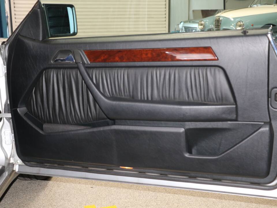 Immagine 27/43 di Mercedes-Benz E 200 (1994)