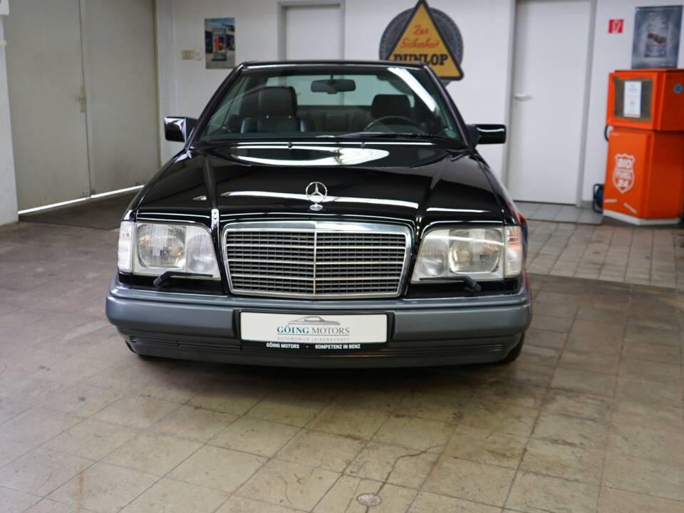 Bild 4/35 von Mercedes-Benz E 320 (1993)