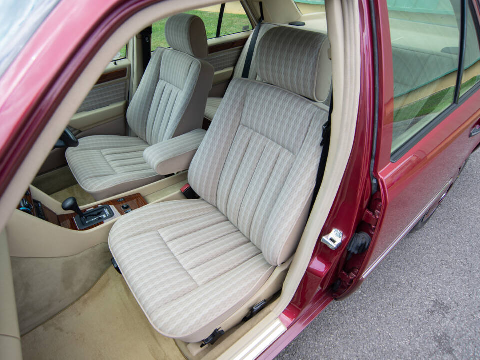 Bild 14/23 von Mercedes-Benz 200 E-16 (1993)