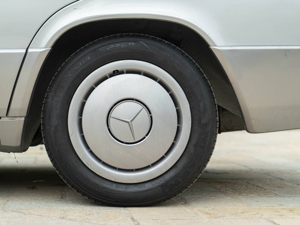 Image 13/50 of Mercedes-Benz 190 E 1.8 (1991)