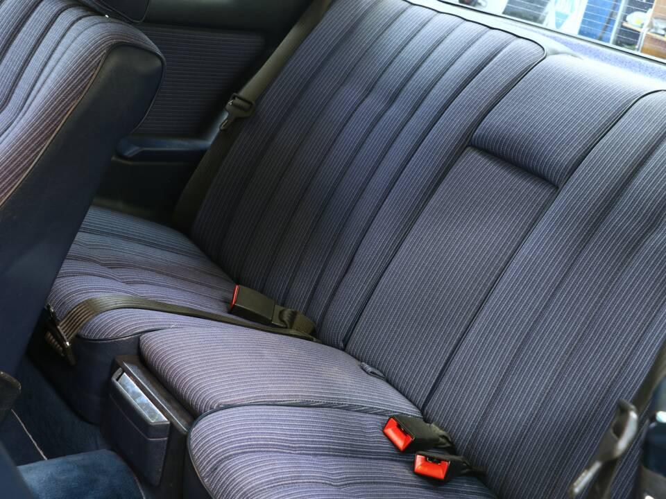 Bild 15/38 von Mercedes-Benz 230 CE (1984)