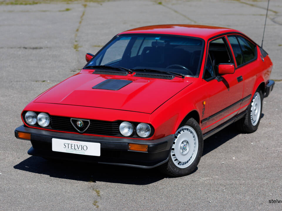 Imagen 4/36 de Alfa Romeo GTV 6 2.5 (1986)