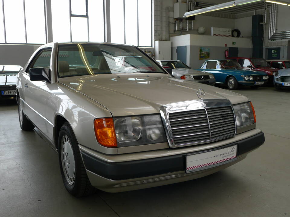 Image 32/33 of Mercedes-Benz 300 CE (1988)