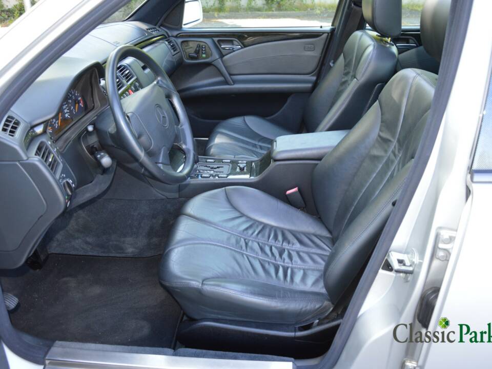 Image 9/50 de Mercedes-Benz E 50 AMG (1996)