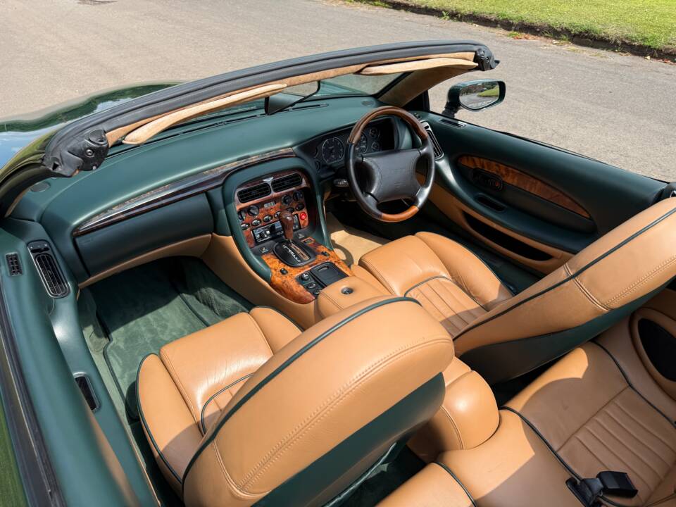 Immagine 6/19 di Aston Martin DB 7 Volante (1998)
