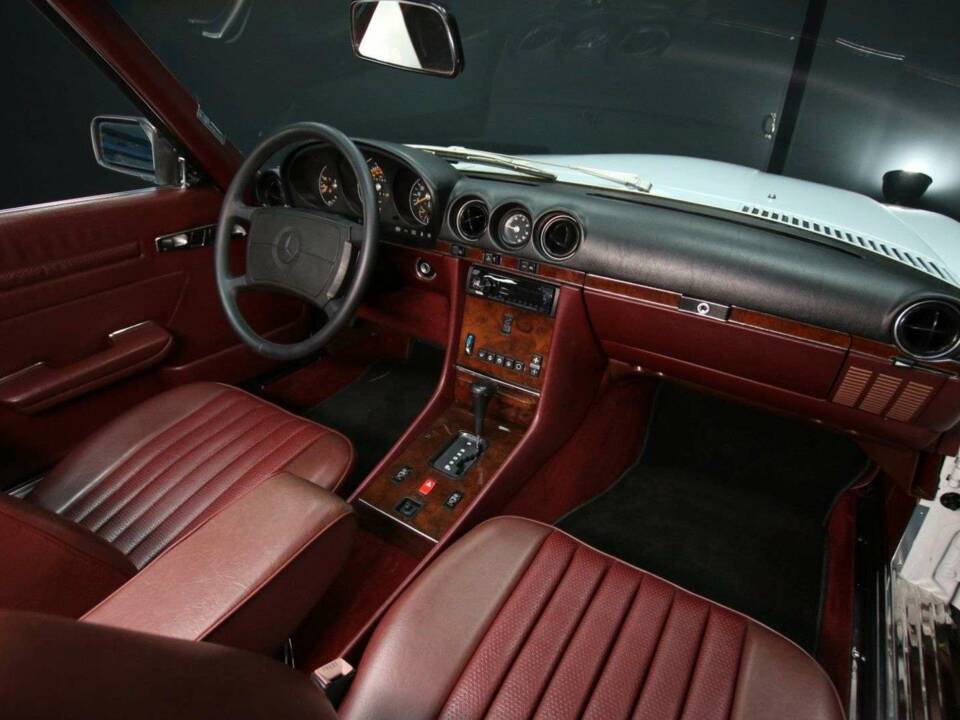 Image 17/30 of Mercedes-Benz 560 SL (1988)