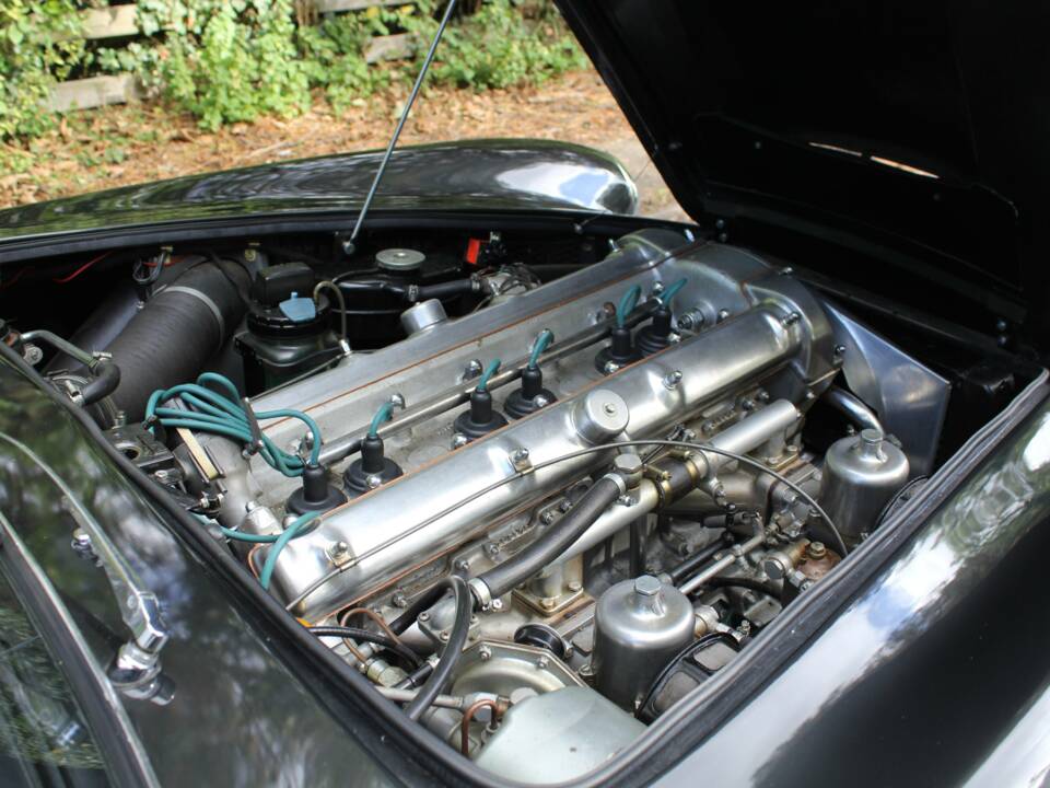 Image 15/19 of Aston Martin DB 4 (1961)