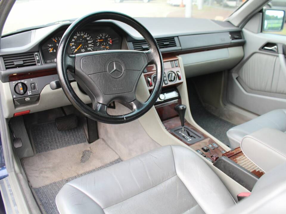 Immagine 2/8 di Mercedes-Benz E 200 (1995)