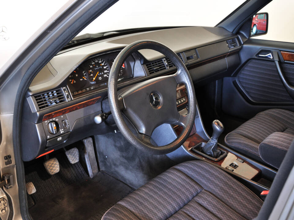 Image 12/25 of Mercedes-Benz 200 E (1992)