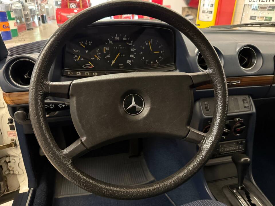 Image 9/18 of Mercedes-Benz 200 (1983)