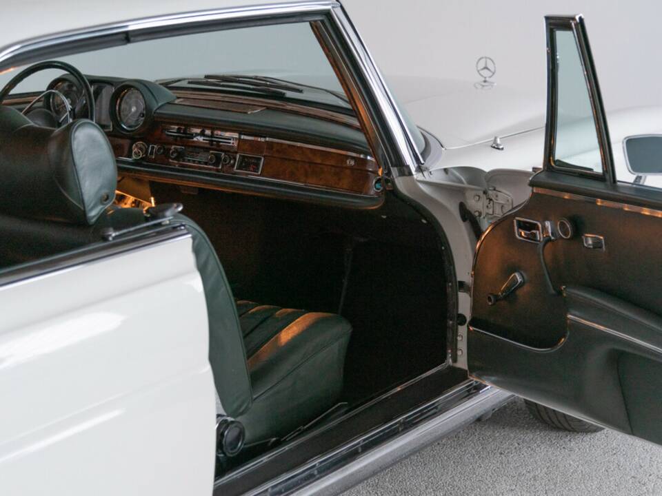 Image 29/38 of Mercedes-Benz 280 SE 3,5 (1970)
