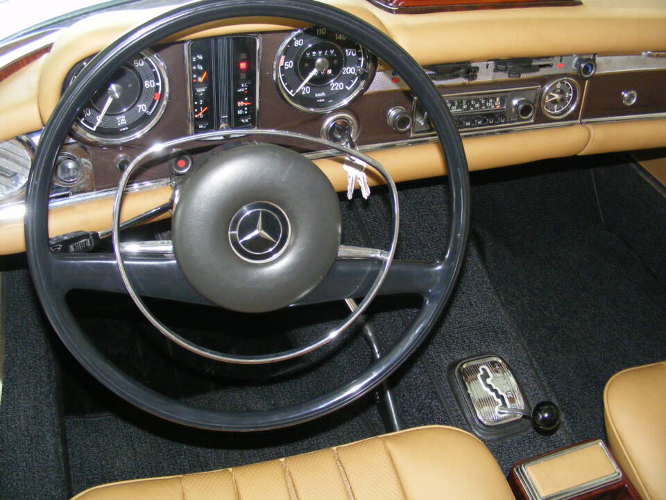 Afbeelding 5/36 van Mercedes-Benz 280 SL (1970)