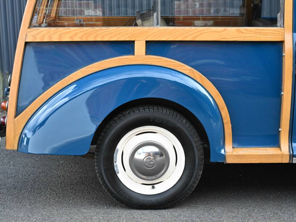 Image 22/50 of Morris Minor 1000 Traveller (1971)