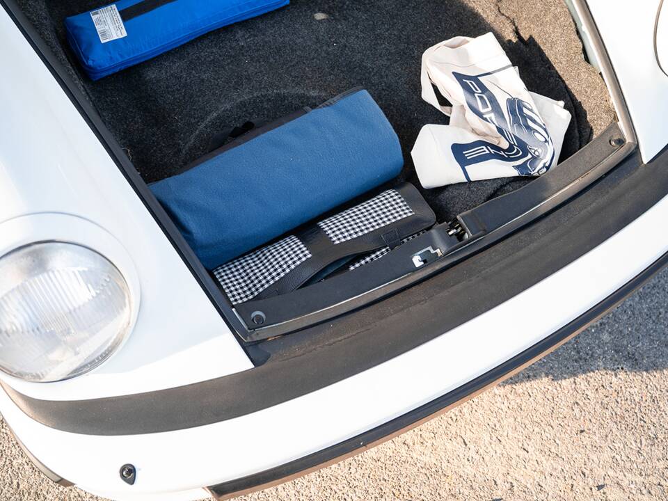 Image 33/36 of Porsche 911 Carrera 3.2 (1984)