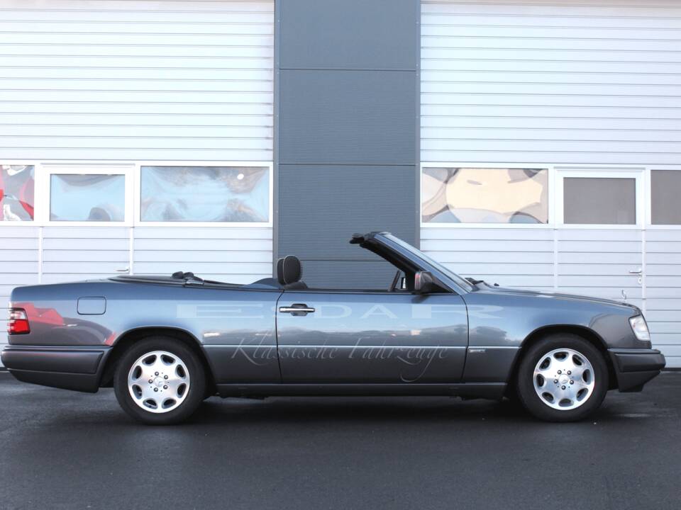 Bild 4/31 von Mercedes-Benz E 200 (1996)